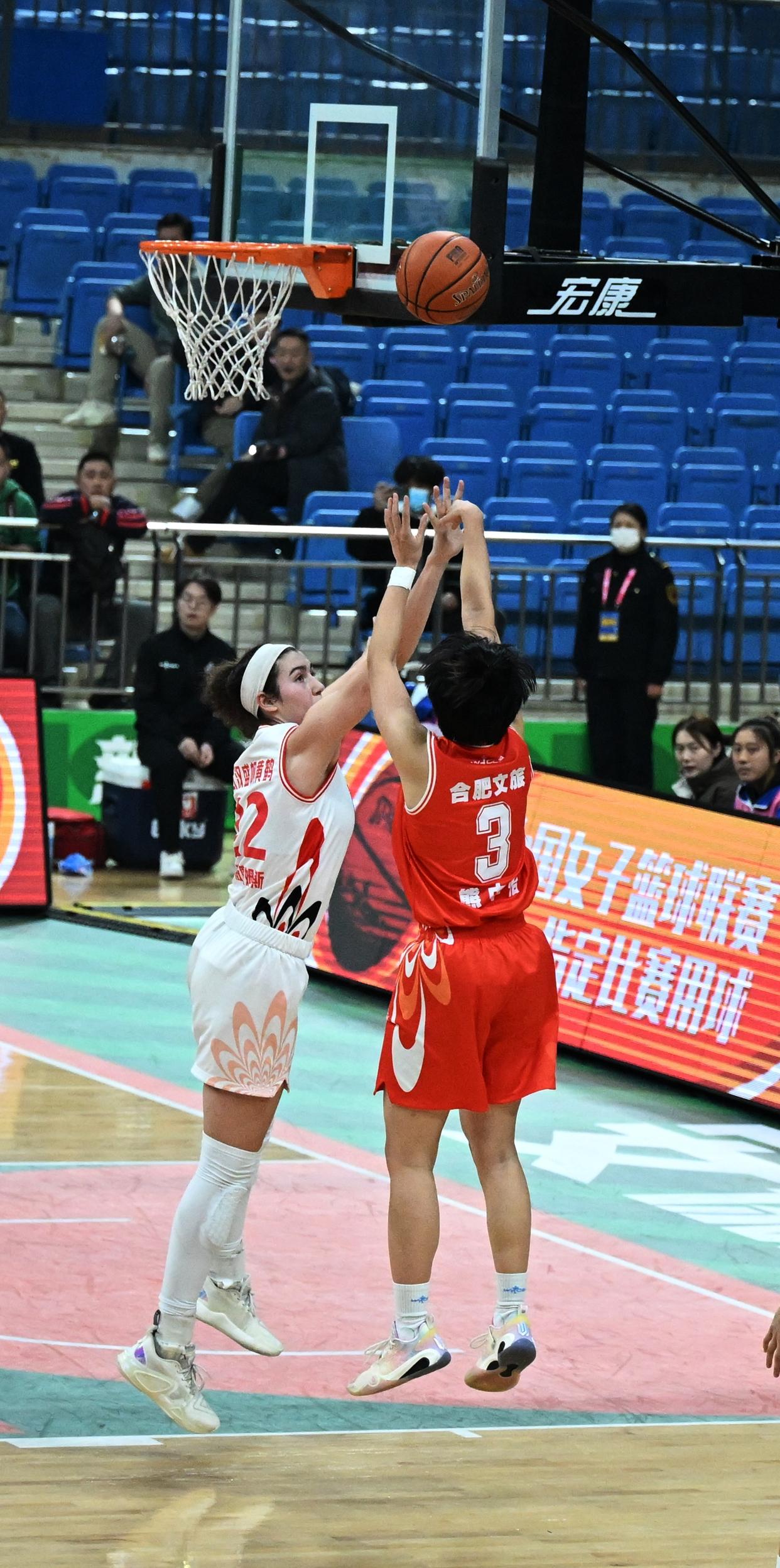 顽强拼搏！球员们为了追逐胜利拚尽全力的简单介绍