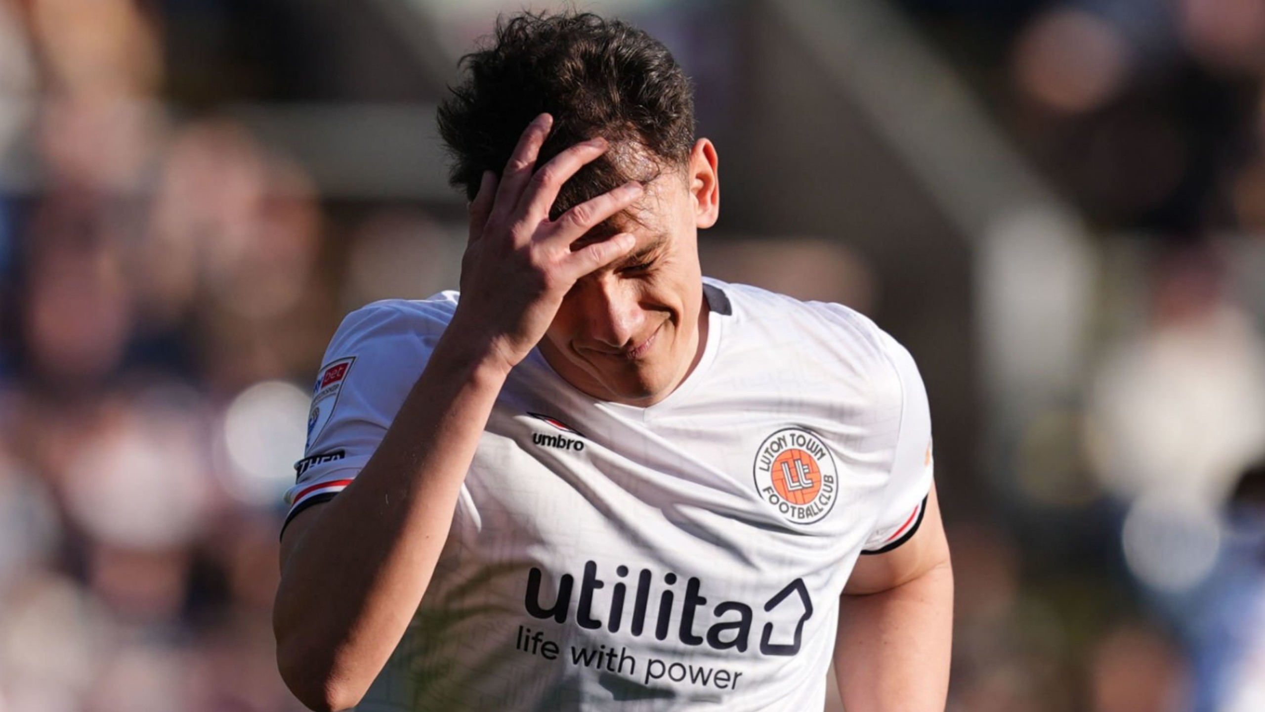 包含伯恩利缺少进球机会，离重回巅峰还差一步的词条