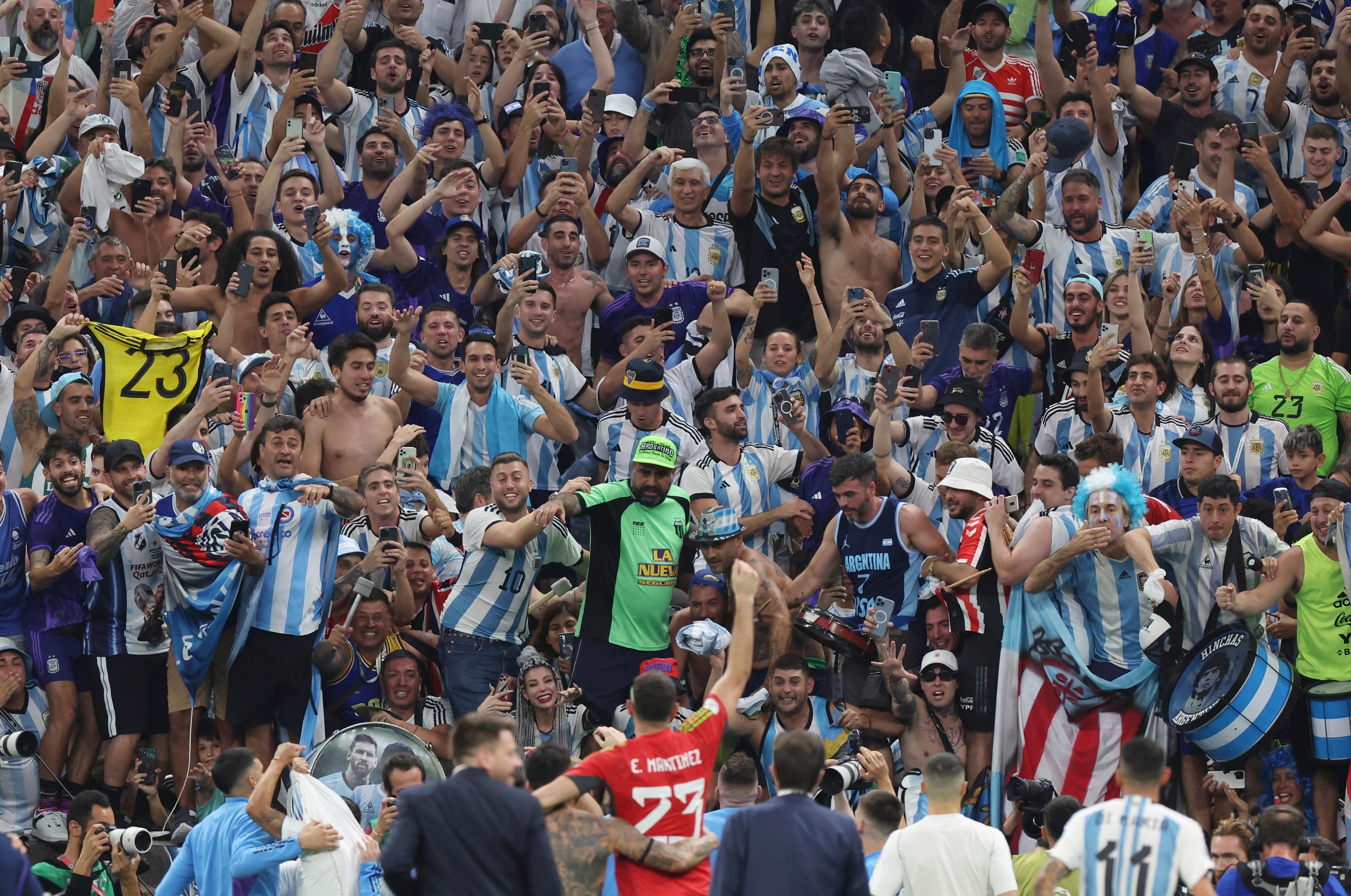 世界各地球迷为球队加油助威