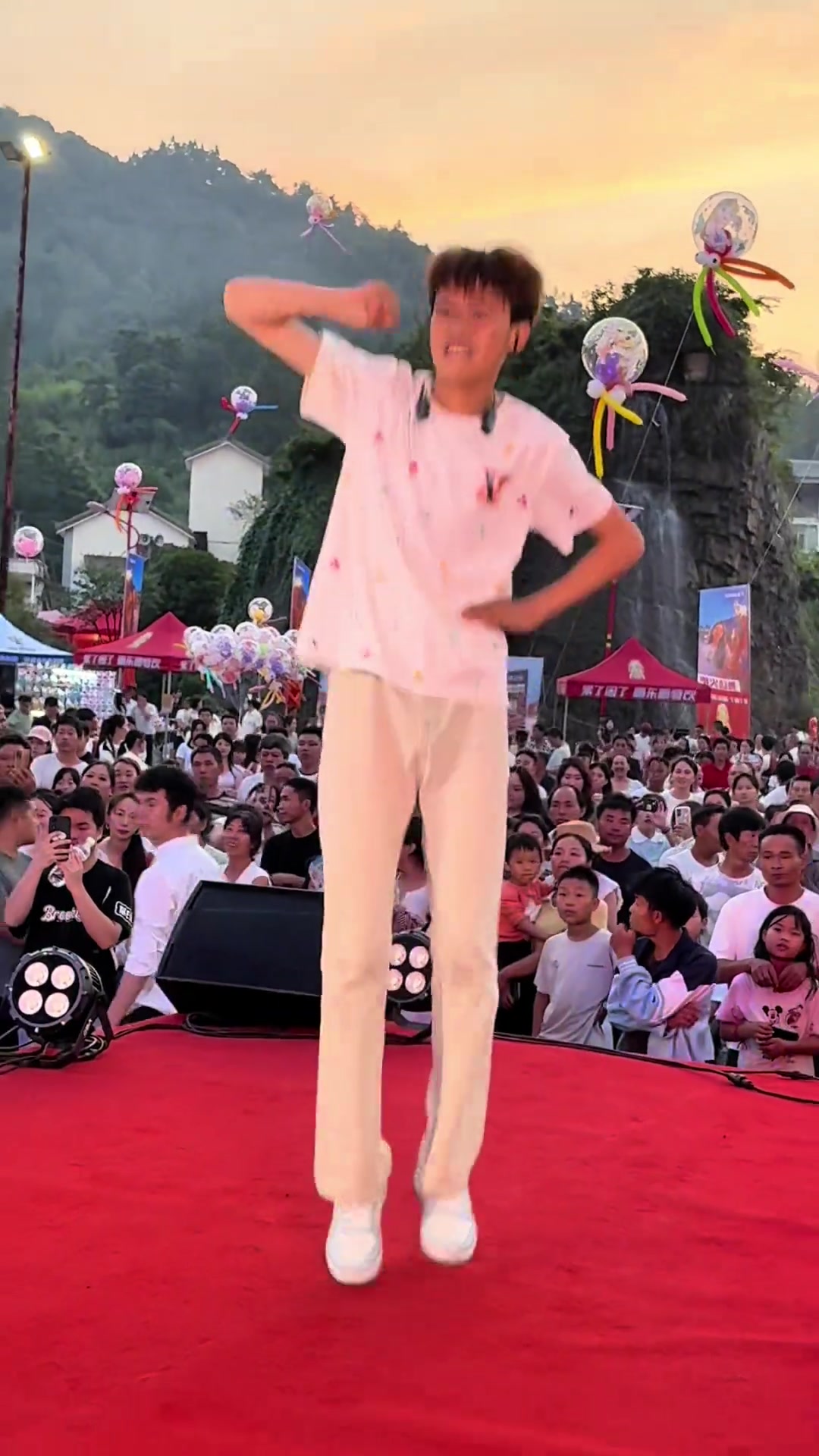 开云体育APP下载-精彩瞬间定格，观众热情高涨的简单介绍