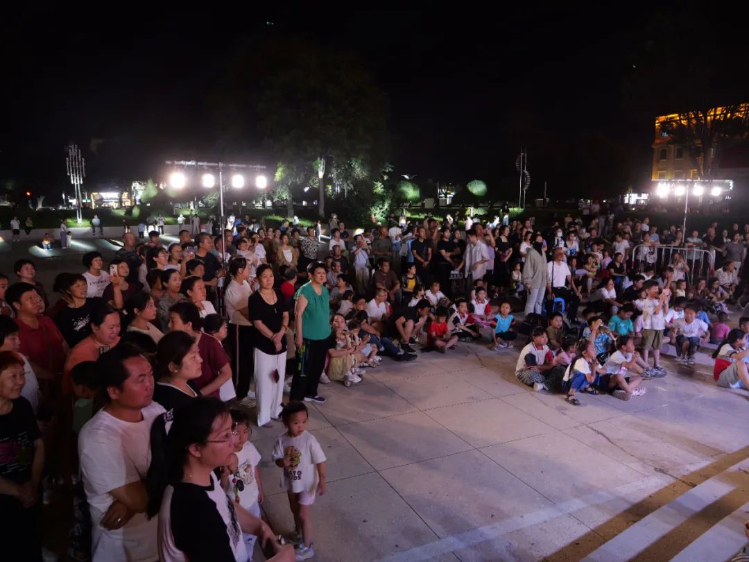 精彩瞬间定格,观众热情高涨的简单介绍 精彩瞬间定格,观众热情高涨的简单介绍