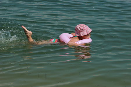 巴拿马游泳选手泳姿优美夺金的简单介绍