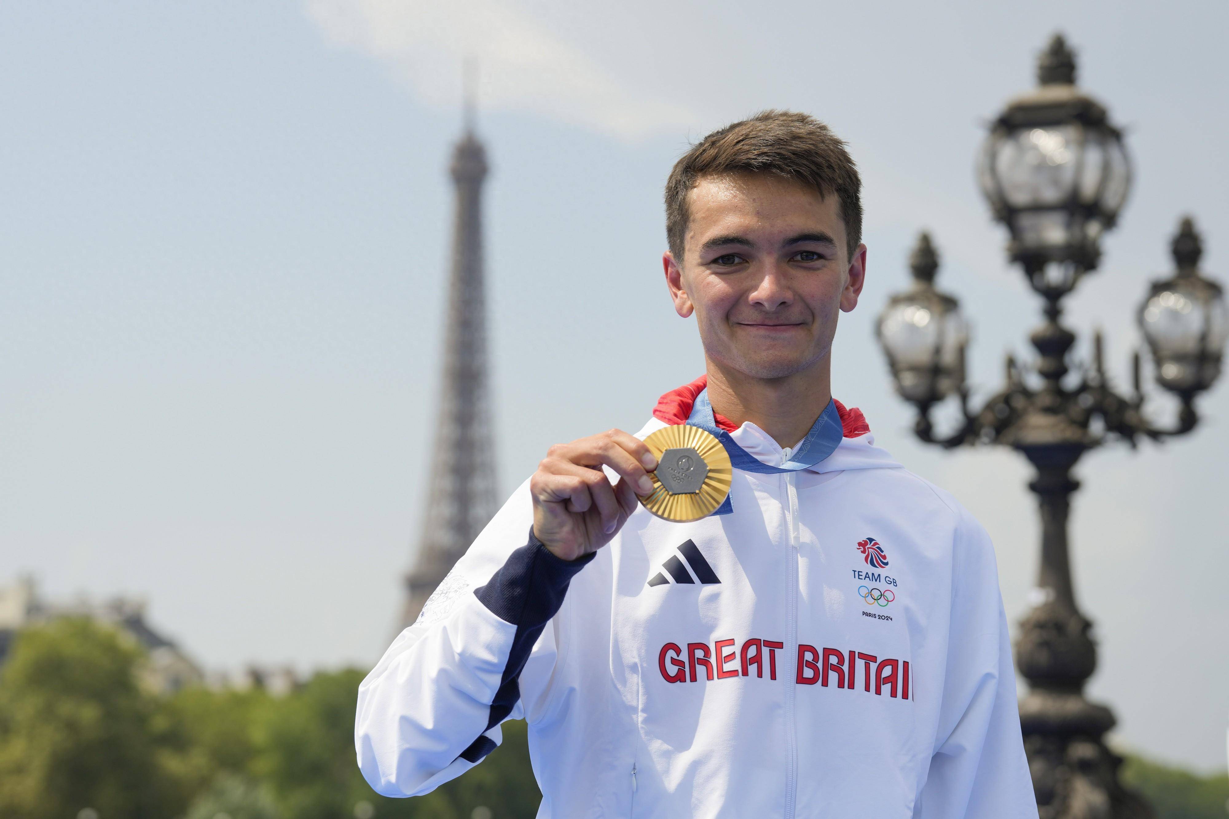 开云平台-英国体操队表现抢眼，摘下金牌的简单介绍