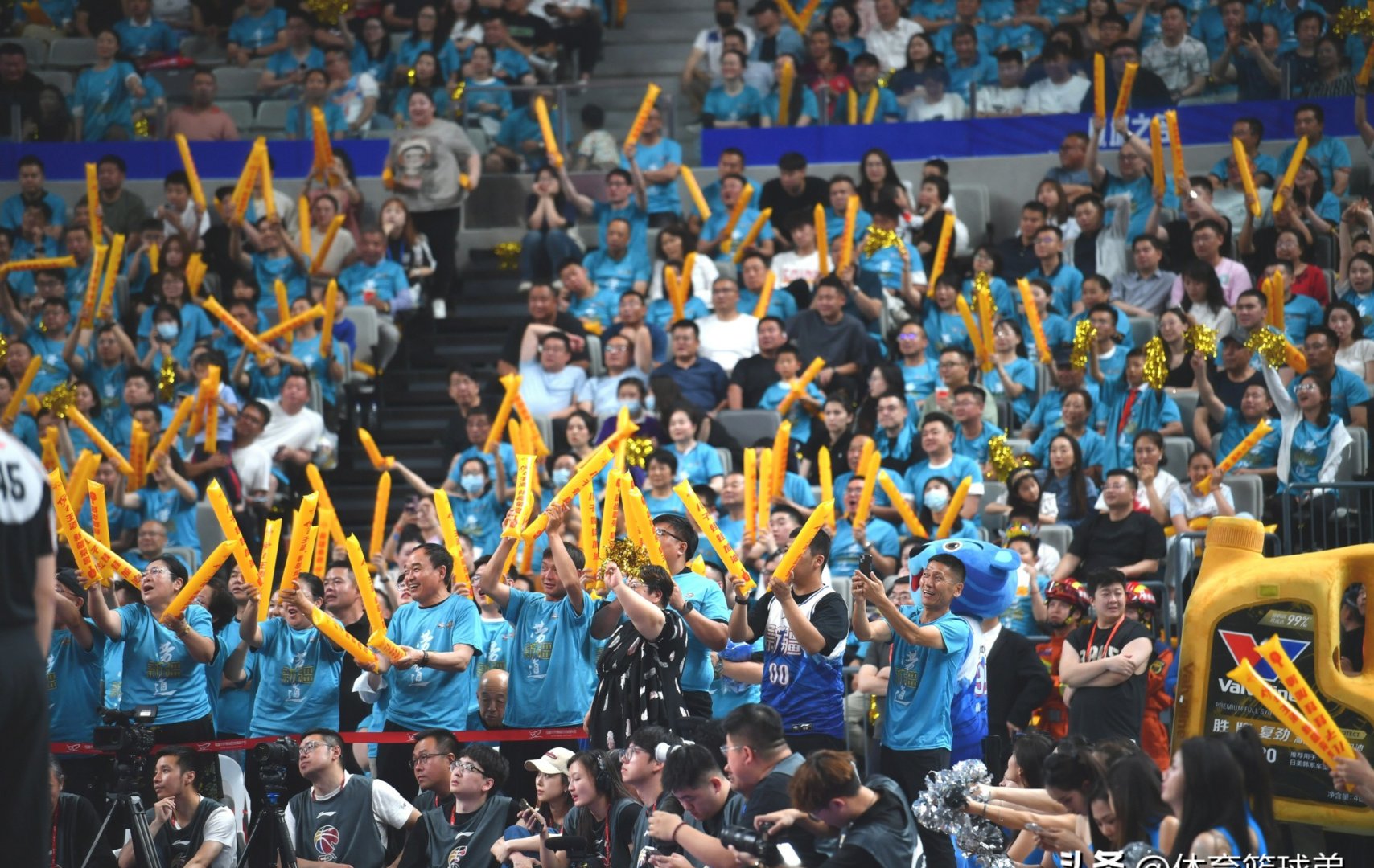 包含北京队在客场激烈比拼保持领先的词条