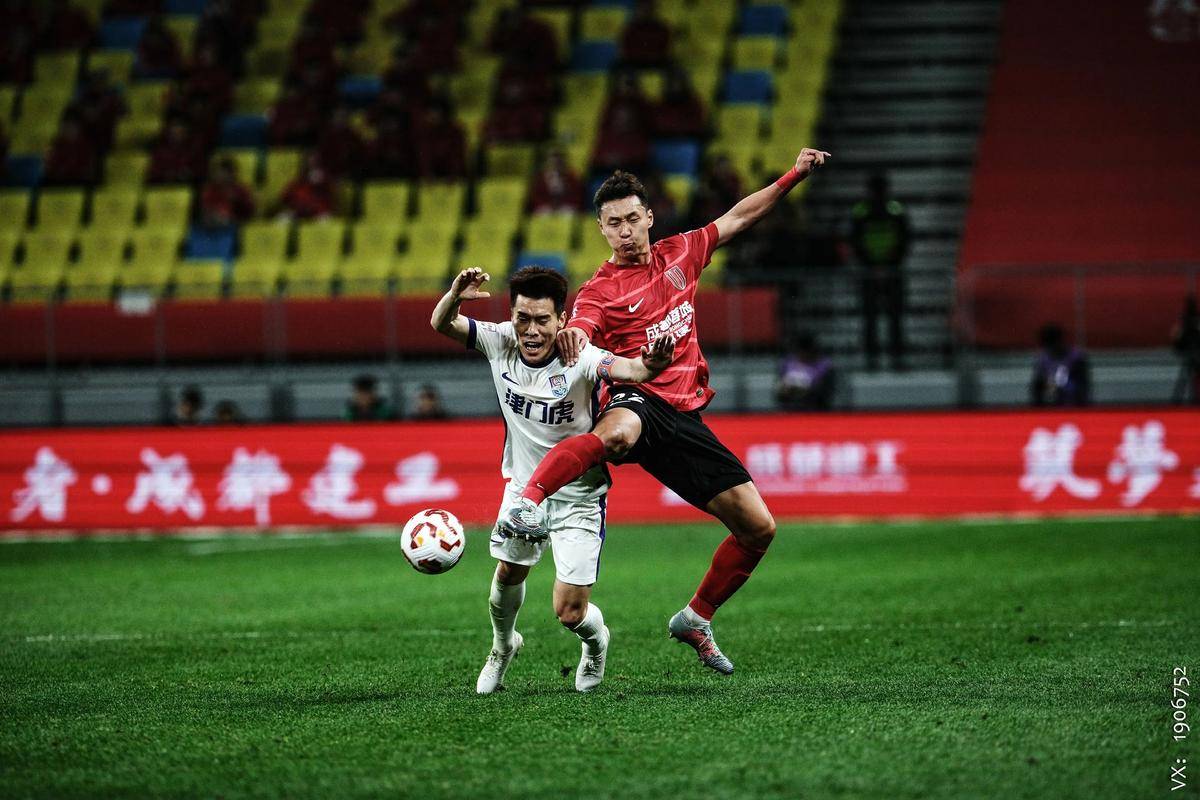 -比赛氛围热烈，球员互相鼓劲争胜