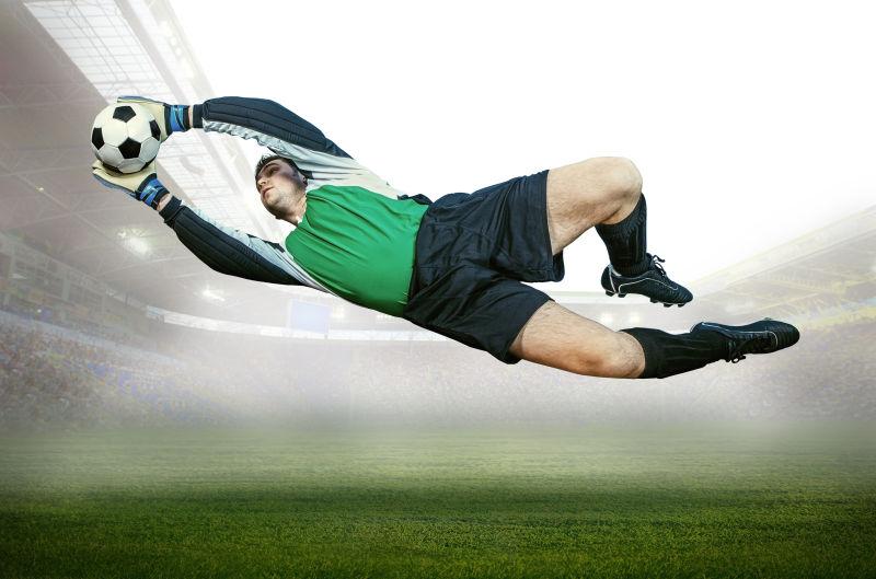 足球运动员在场上的表现引人瞩目 足球运动员在场上的表现引人瞩目