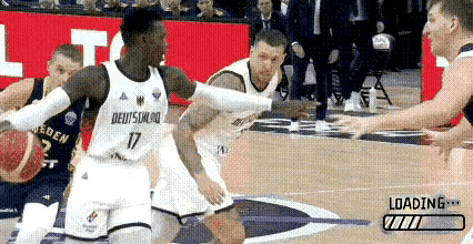 瑞典队势不可挡，以凌厉攻击打破对手防线