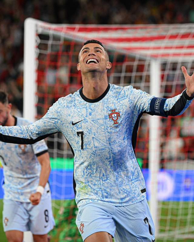 葡萄牙险胜希腊，梅西点燃赛场