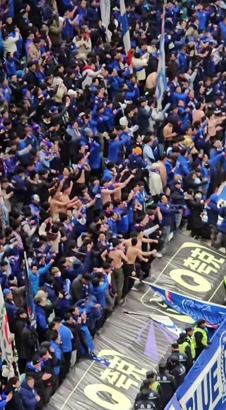 冠军联赛热闹进行,球迷热情高涨 冠军联赛热闹进行,球迷热情高涨