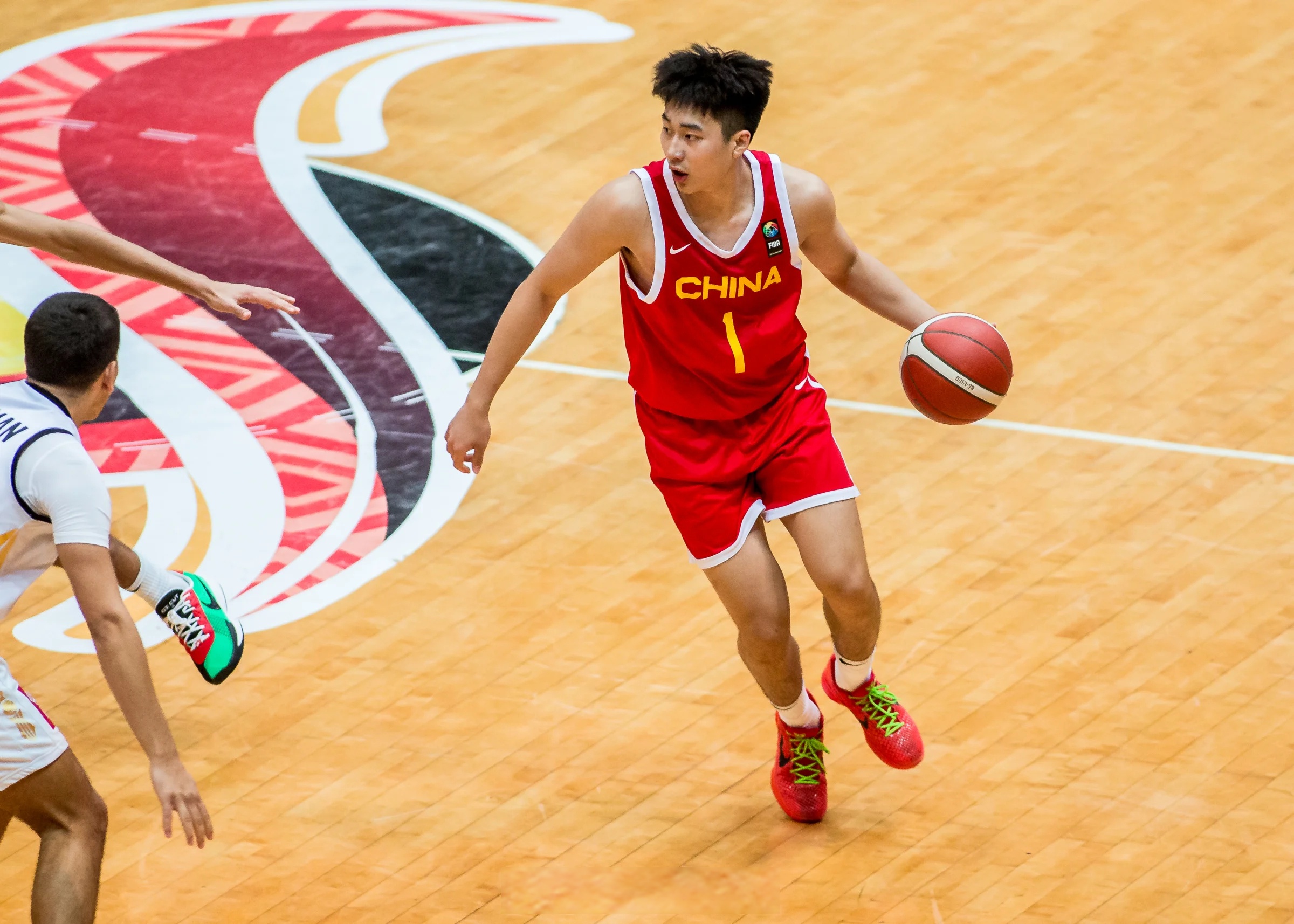 高水平对决悬念迭起，运动员争分夺秒拼搏