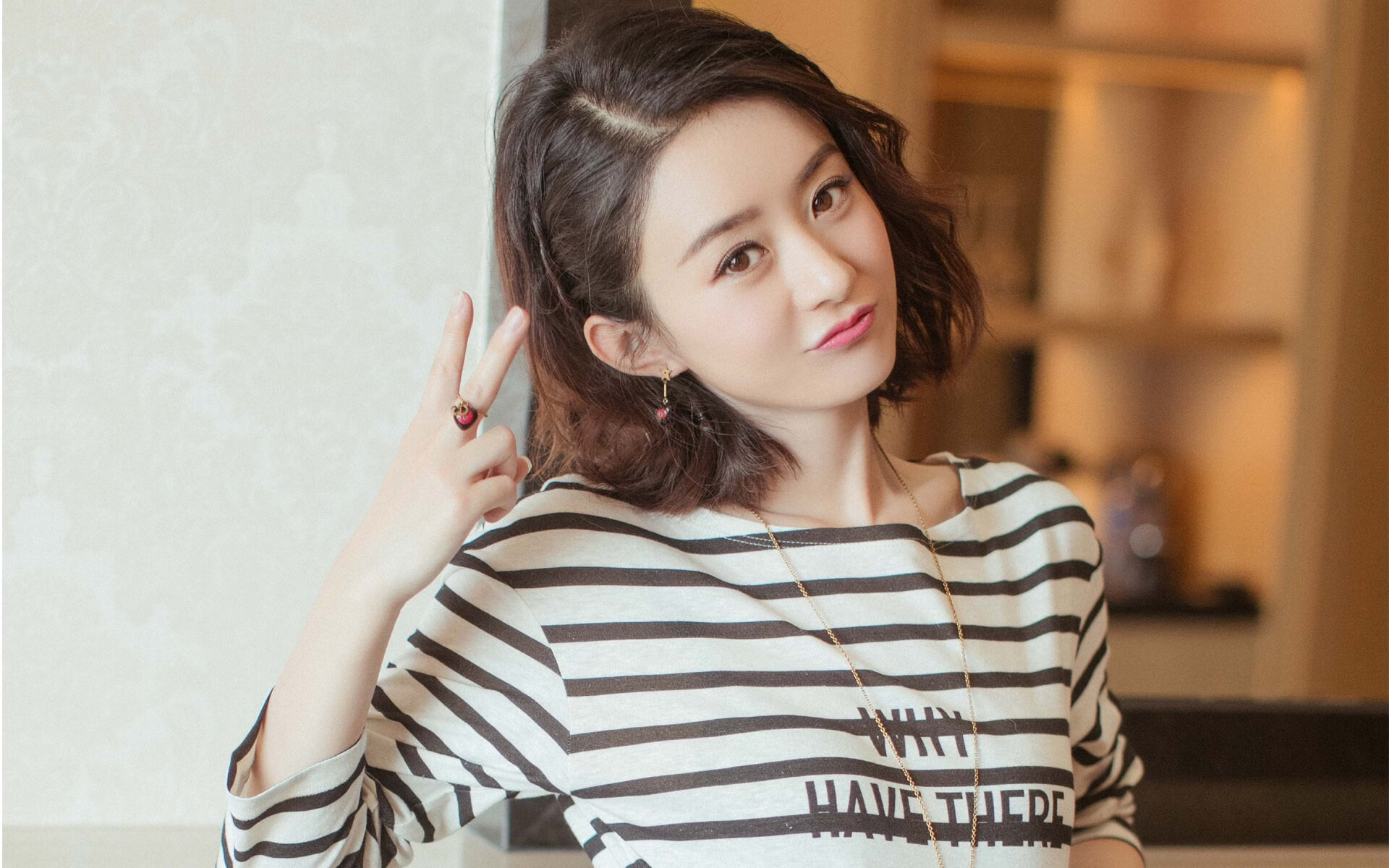 开云体育中国-鎏金的王座与冰封的秒针，当霍勒迪的指尖划过两个时代的脉搏