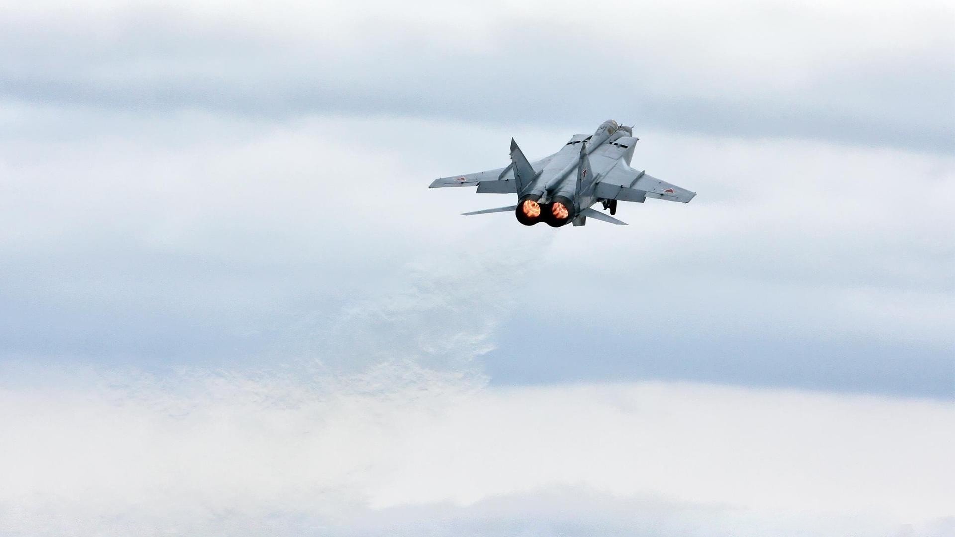 哈兰德爆发，阿森纳关键战突围伊拉克，足球世界的双重奏